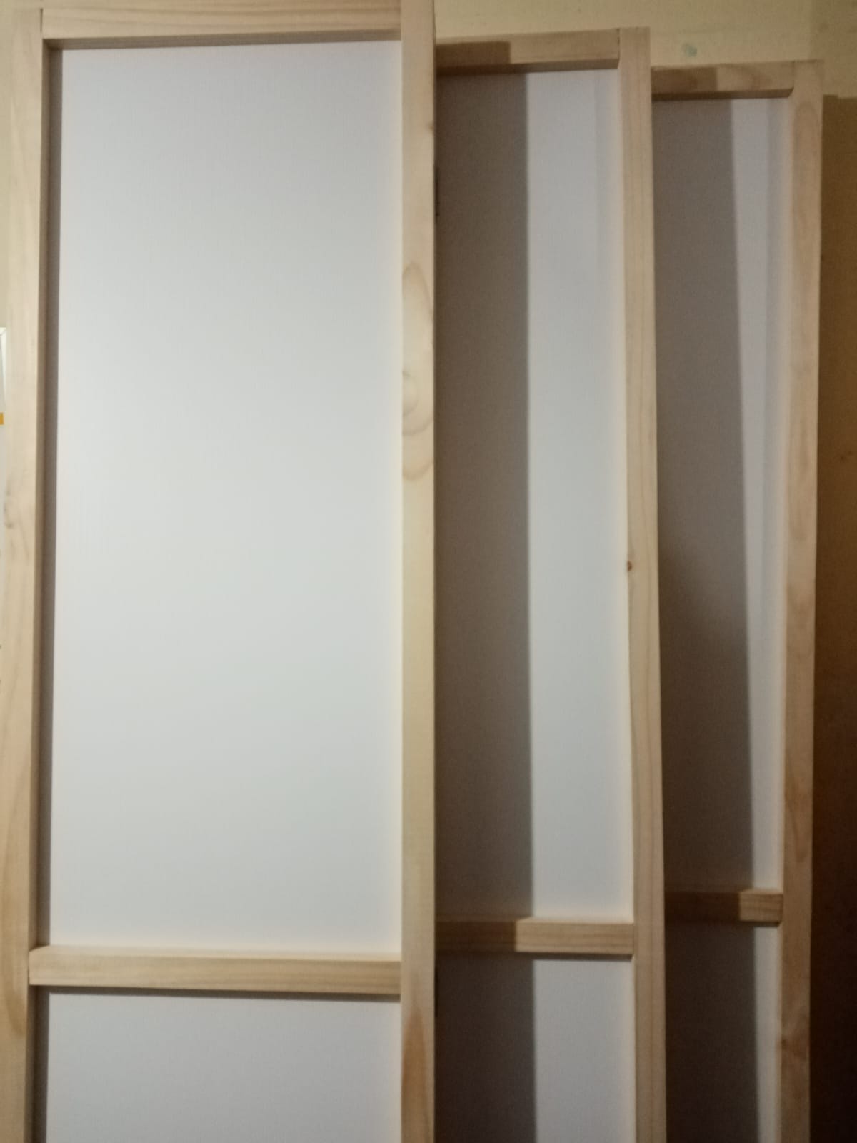 Estructuras de madera de biombos en proceso de fabricación